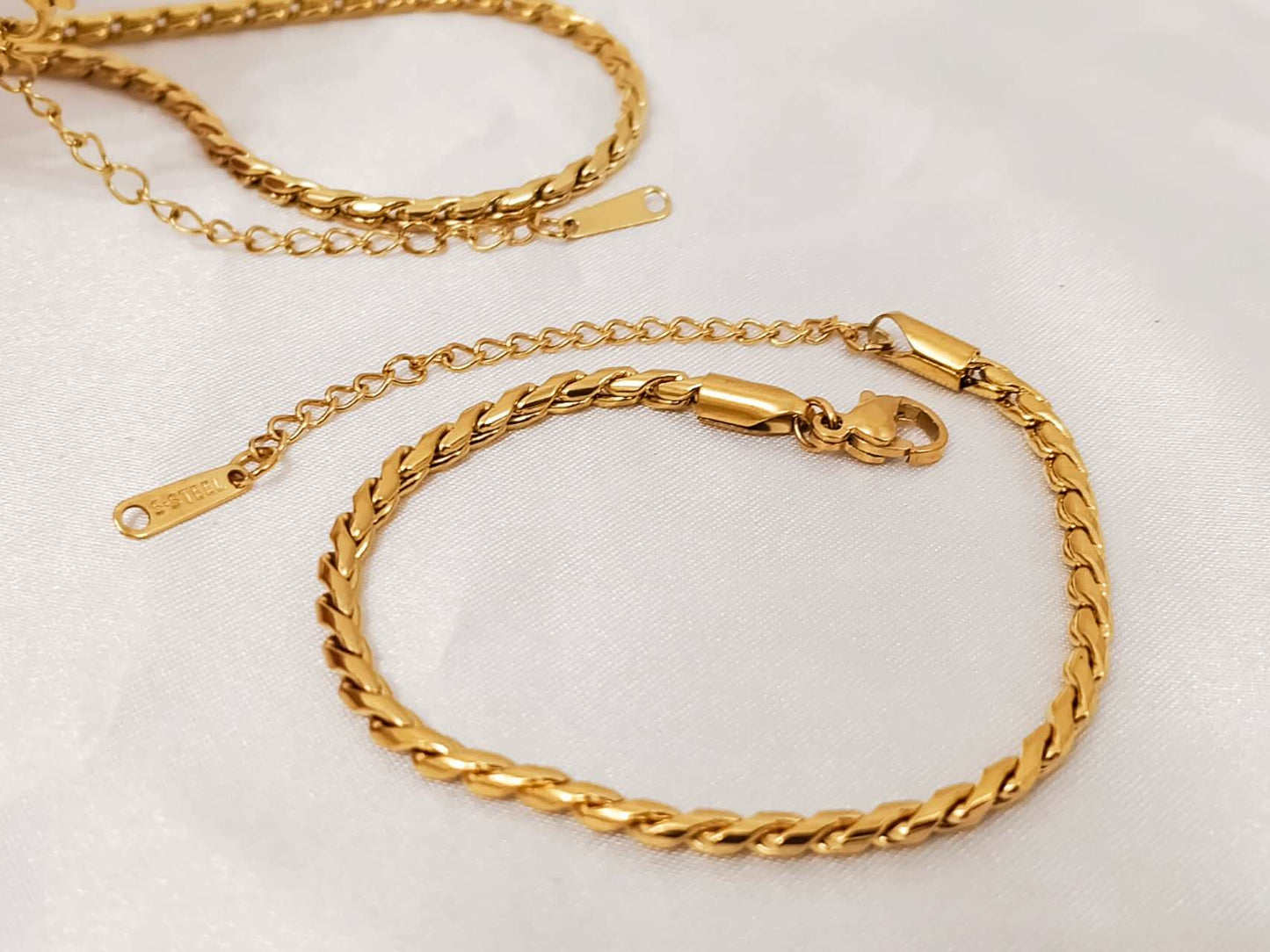 Elegant Gold Necklace & Bracelet Collection