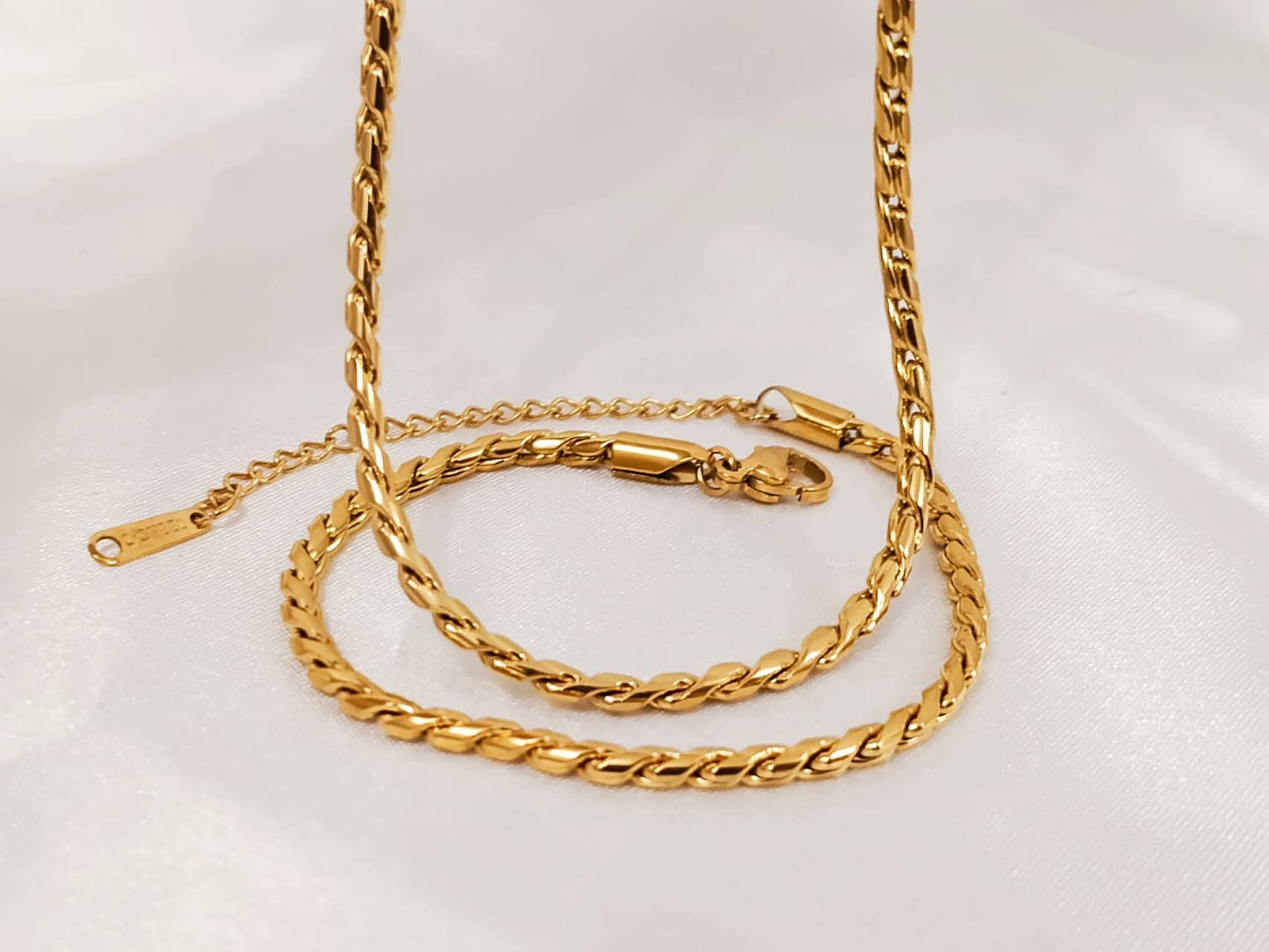 Elegant Gold Necklace & Bracelet Collection