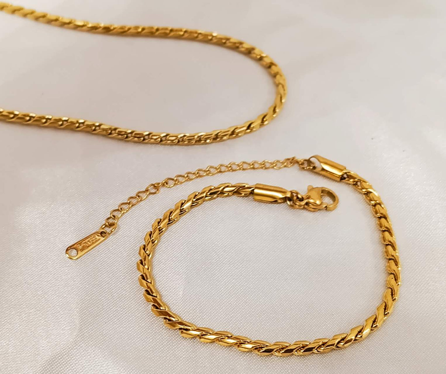 Elegant Gold Necklace & Bracelet Collection