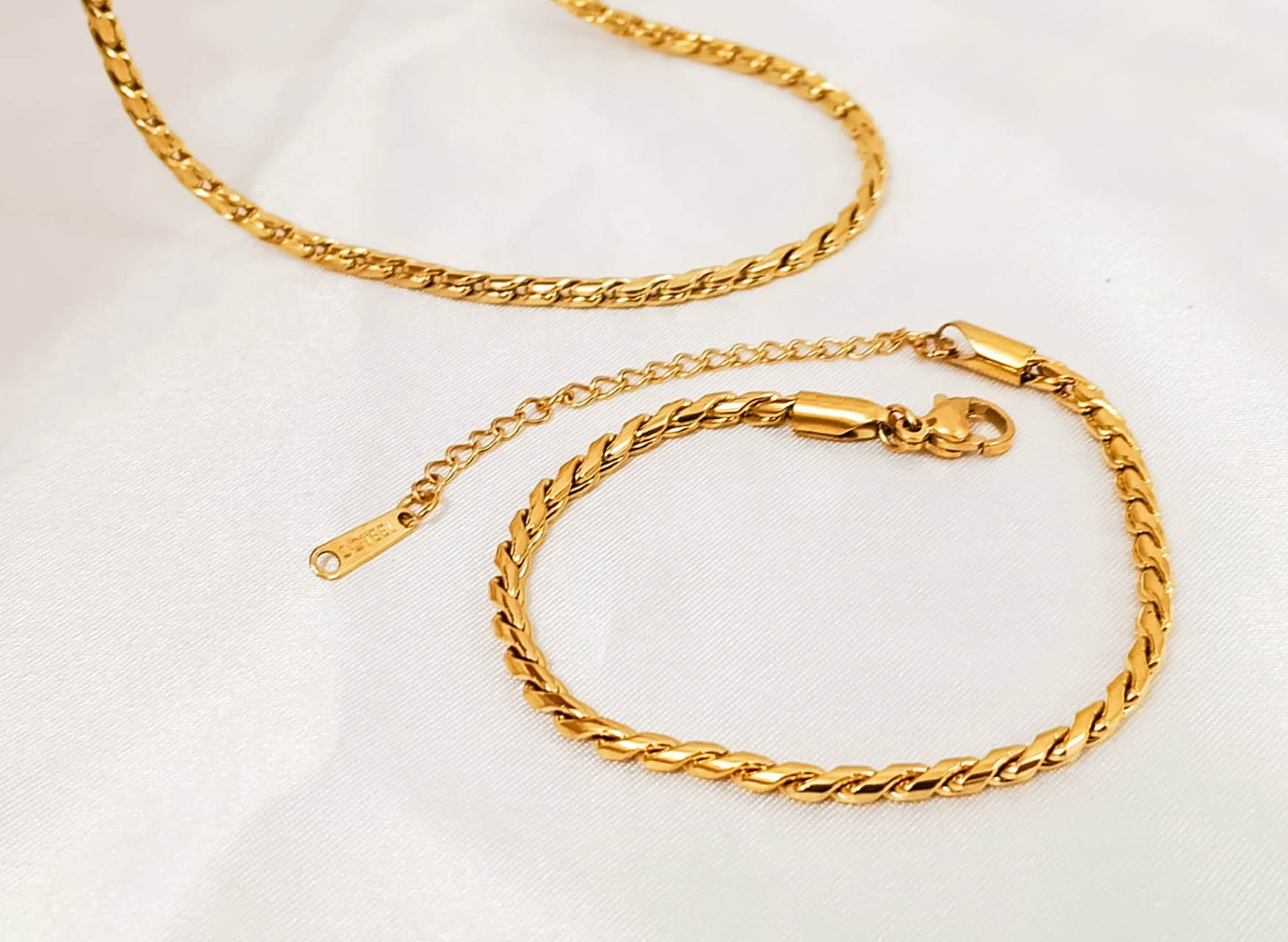 Elegant Gold Necklace & Bracelet Collection